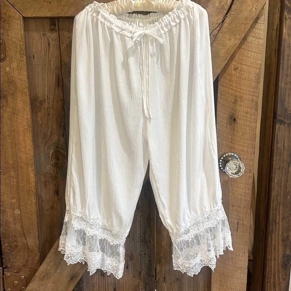 White Lace-Trim Wide Leg Bloomer/Pants, Looks Like Magnolia Pearl🎀 Never Worn